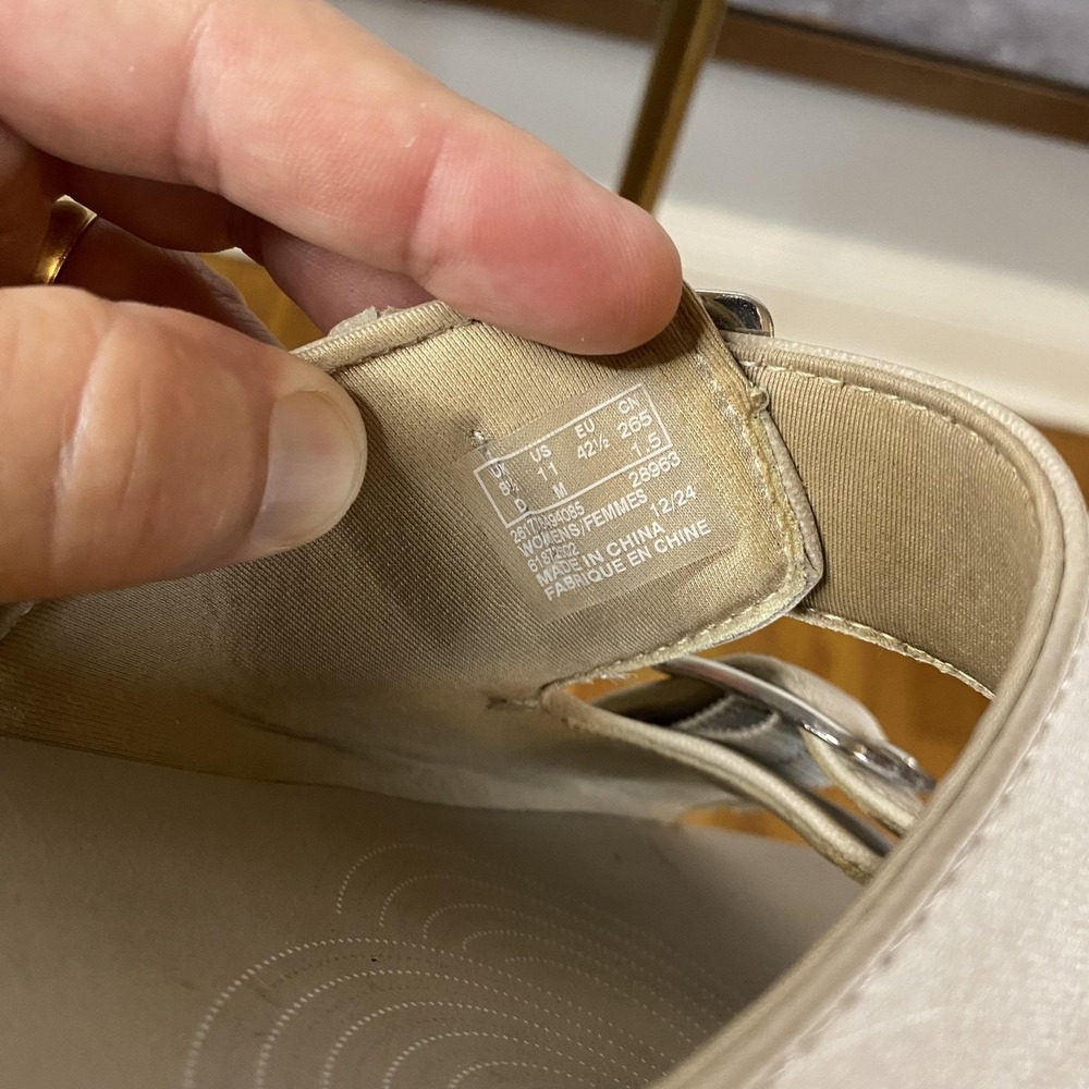 Clarks Cloudsteppers Sandals Shoes Womens Size 11 Beige Slide Double Buckle - Picture 8 of 9